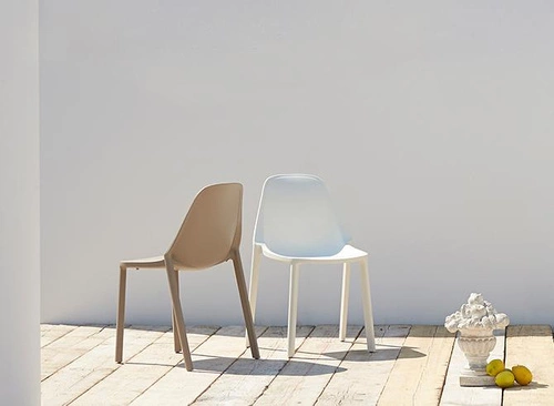 Bílá moderní stohovatelná plastová židle PIU SCAB Design do zahrady a banketního sálu