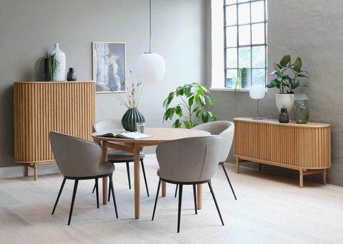 Komoda Carno dřevěná rýhovaná na nožičkách do obýváku 110 cm