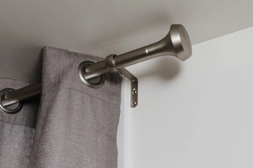 Jednoduchá garnýž Umbra Ella moderní stříbrná nastavitelná do obýváku 92–183 cm