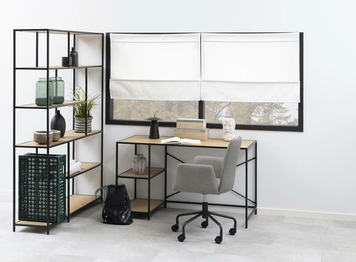 Industriální kovová knihovna Seaford XIV s dubovými policemi a černým rámem do obýváku 135 cm