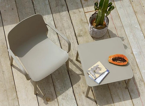 Moderní bílý lounge křeslo Ginevra s područkami do obýváku i na terasu SCAB