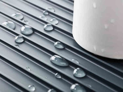 Joseph Joseph Y-RACK dvoupatrový odkapávač na nádobí s odtokem a přihrádkou na příbory grafitový