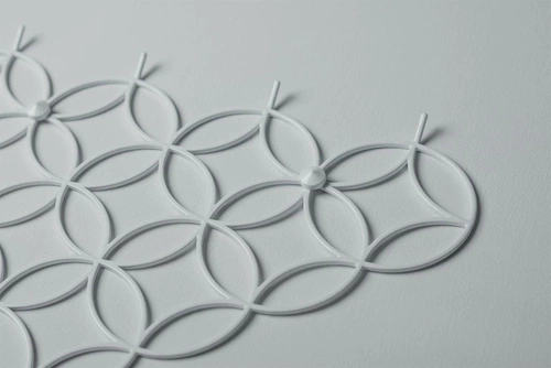 Bílý kovový nástěnný věšák Holo M POLYHEDRA moderní do předsíně 55 cm