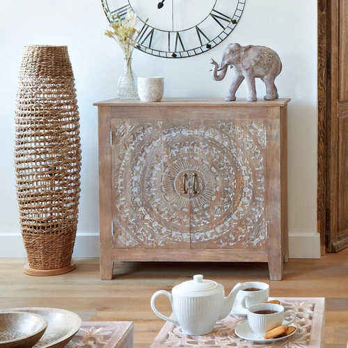 Dřevěná komoda Shirel z manga na nožkách s frézovanými dvířky do obýváku Atmosphera 90 cm