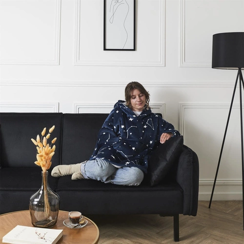 Teplá fleecová deka s kapucí Astro tmavě modrá na pohovku a do obýváku