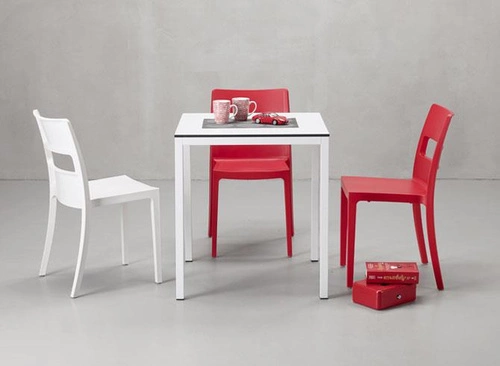 Zahradní žlutá stohovatelná plastová židle Sai na zahradu a do banketních sálů SCAB Design