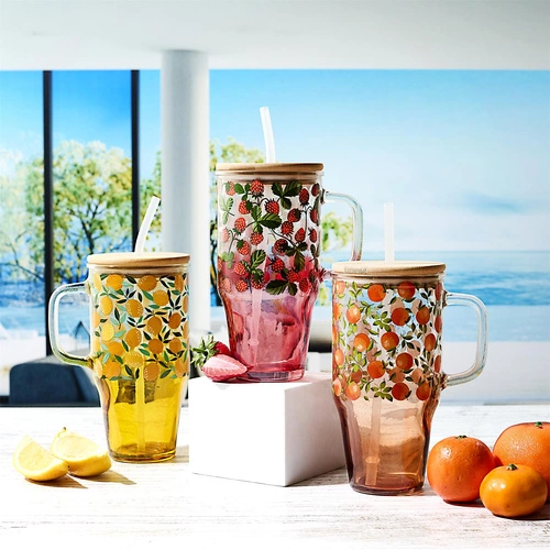 Skleněný hrnek Soleo Intesi 650 ml s víčkem a brčkem žlutý na letní nápoje