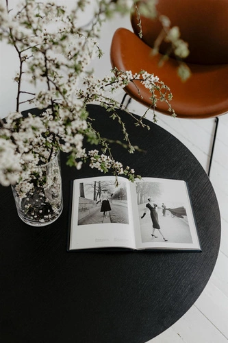 Kulatý konferenční stolek TAVLE černý dub 100 cm moderní dřevěný do obýváku NORDIFRA