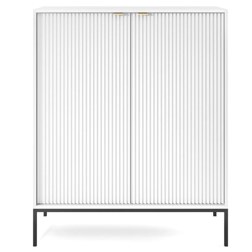 Vysoká bílá komoda s drážkováním na nožkách 104 cm moderní do obýváku Intesi