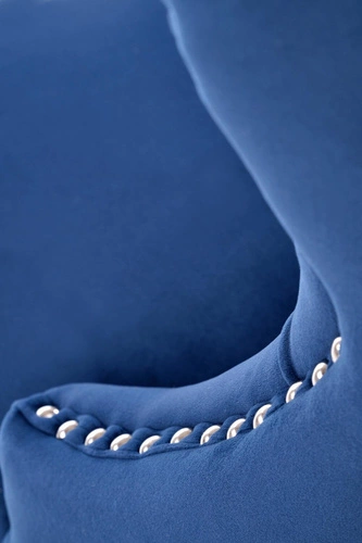 Jídelní židle Charlotte Intesi čalouněná sametem v námořnické modři s dřevěnými nohami glamour