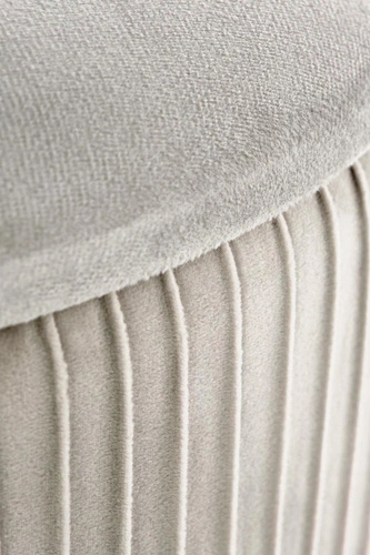 Sametový kulatý taburet Darbi se skrytým úložným prostorem světle šedý do obýváku moderní glamour 46 cm