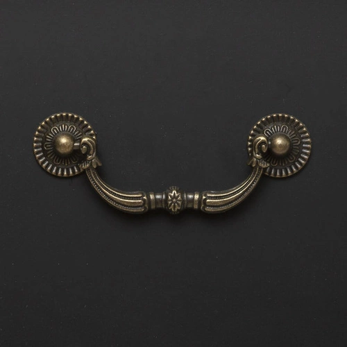 Bílá komoda se zásuvkami Chrysa 74 cm glamour na nožkách do obýváku nebo ložnice Atmosphera