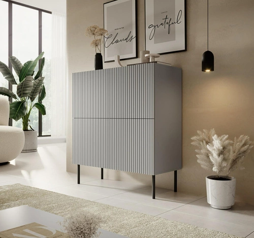 Vysoká komoda Harbin 100 cm šedá s drážkováním na nožkách do obýváku a ložnice moderní