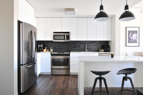 Barová židle Banksy černá otočná moderní do kuchyně a jídelny Intesi 77 cm