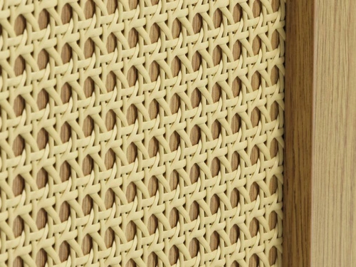 Dřevěná komoda Pensacola s ratanovými dvířky 140 cm do obývacího pokoje