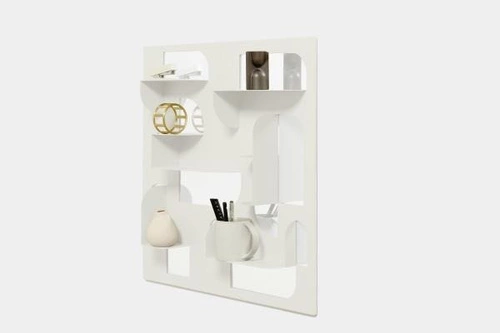 Dekorativní asymetrické bílé zrcadlo s poličkou Umbra Bend do předsíně a koupelny