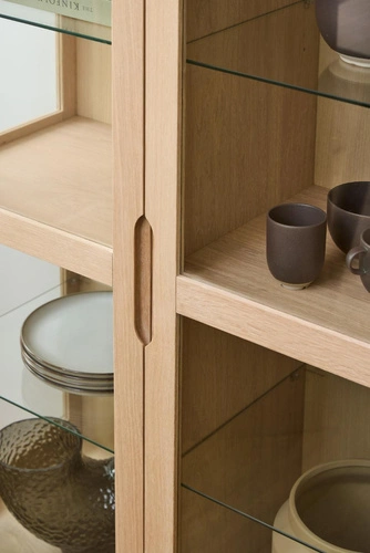 Vitrína Marte dřevěná skandinávská do obýváku bělený dub 140 cm