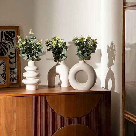 Dekorační váza Suza bílá trojitá moderní s umělým eukalyptem 37 cm