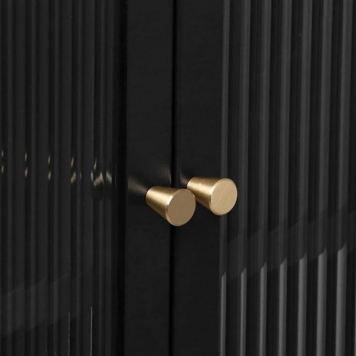 Černá moderní kovová komoda Aldir se skleněnými dvířky na nožkách 100 cm do obýváku