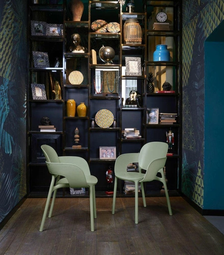 Jídelní a zahradní židle s područkami Hug SCAB Design antracit stohovatelná moderní