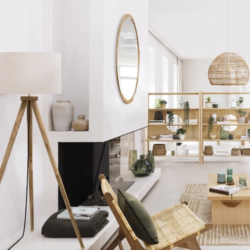 Stojací skandinávská dřevěná lampa do obýváku Olga Atmosphera béžová na trojnožce s textilním stínidlem