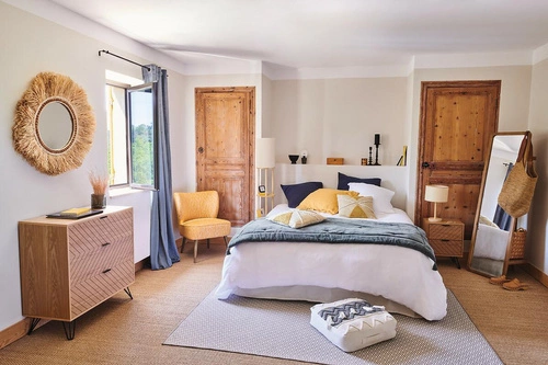 Komoda Naomi 80 cm moderní se zásuvkami v rybí kostře na černých nohách do obývacího pokoje