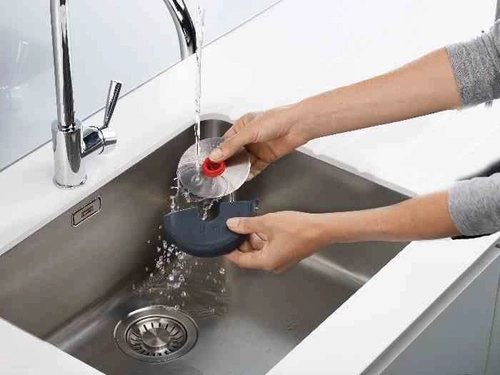 Joseph Joseph DISC kráječ na pizzu se silikonovým krytem moderní grafitový