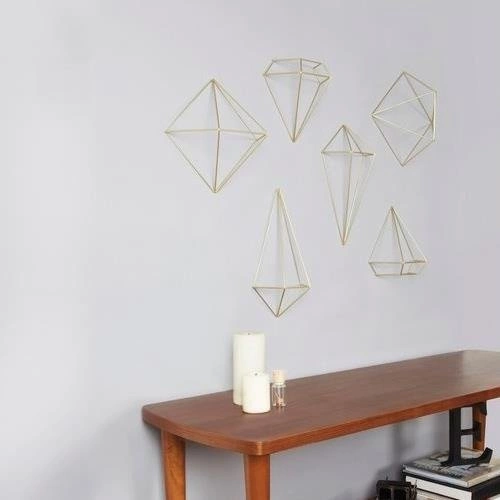 Kovová nástěnná dekorace Prisma Brass Umbra geometrická zlatá dekorace do obývacího pokoje