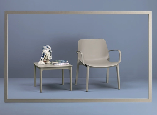 Moderní bílý lounge křeslo Ginevra s područkami do obýváku i na terasu SCAB