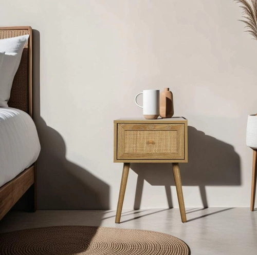 Noční stolek boho Ballo Intesi s pleteným čelem a zásuvkou, přírodní dub do ložnice