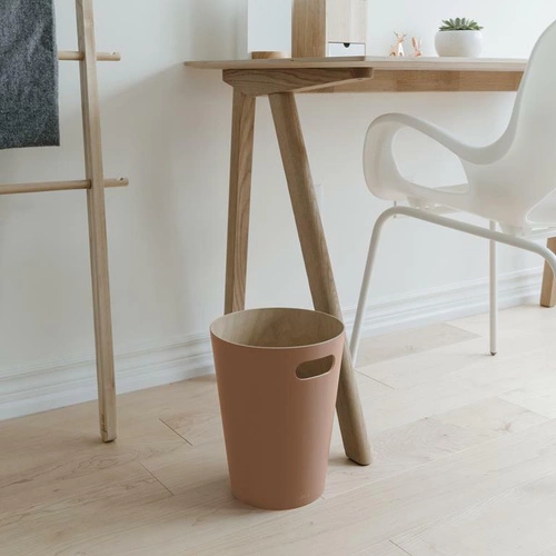 Dřevěný kancelářský odpadkový koš Woodrow Umbra 7,5 l oranžový moderní