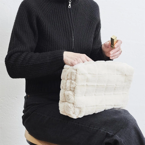 Intesi krémový chlupatý cestovní organizér na šperky a kosmetiku na zip