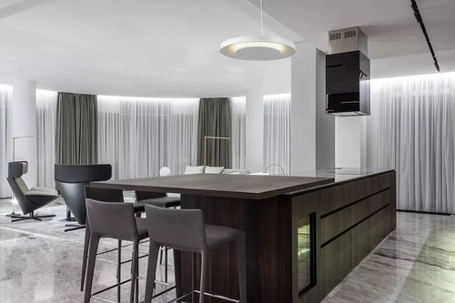 Závěsné LED svítidlo Futuro no.1 bílé moderní s nastavitelnou výškou do obývacího pokoje ALTAVOLA DESIGN