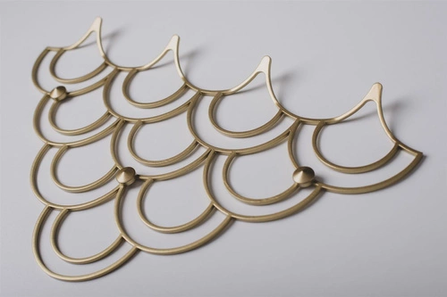 Moderní nástěnný věšák do předsíně Husk S zlatý kovový