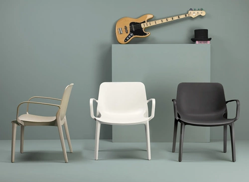 Moderní bílý lounge křeslo Ginevra s područkami do obýváku i na terasu SCAB