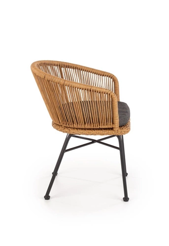 Ratanová jídelní židle Raffu s područkami a šedým polštářem na kovových nohách