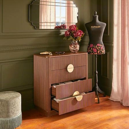 Moderní ořechová komoda Wany 80 cm s frézovanými zásuvkami do obýváku a ložnice Atmosphera