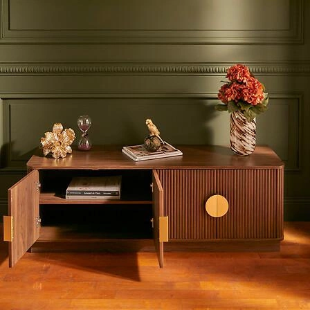 Dřevěný TV stolek Wany 140 cm japandi ořech, frézovaný, stojící do obýváku Atmosphera