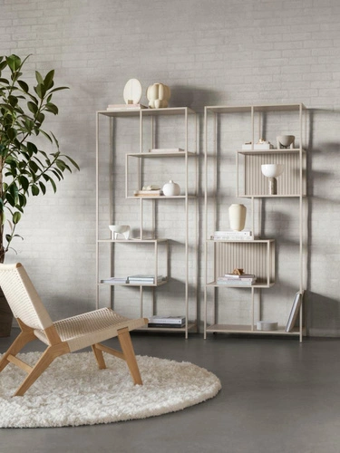Industriální regál Seaford II Actona béžový na knihy do obýváku 77 cm