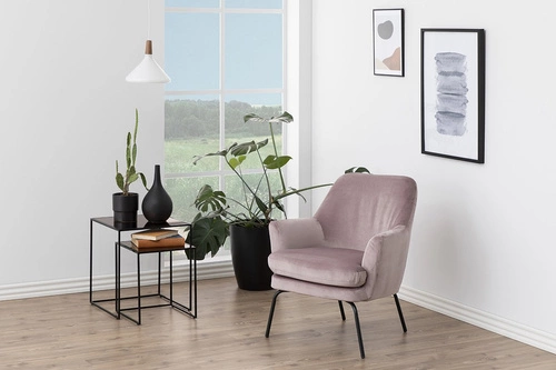 Moderní sametové křeslo Chisa VIC v tmavě šedé barvě do obýváku, pohodlné relaxační