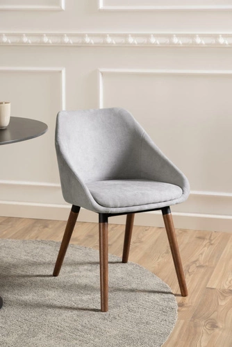 Čalouněná židle Nils Actona šedá skandinávská s područkami do jídelny a obýváku