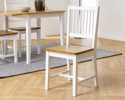 Dřevěná jídelní židle Brisbane Actona bílá skandinávská do jídelny a obýváku