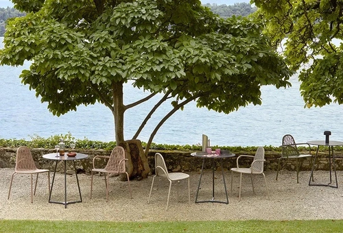 Kovová jídelní židle Malvasia Arm světle zelená moderní s područkami na terasu