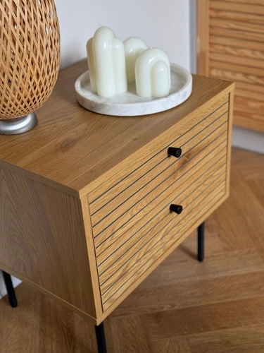 Noční stolek Lattes 50x40 cm se 2 zásuvkami ve skandinávském stylu, přírodní dub a černý kov