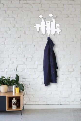 Bílý kovový nástěnný věšák na klíče a bundy do předsíně Kočky Intesi moderní