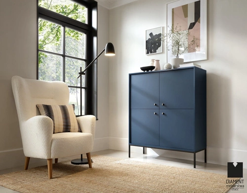 Vysoká komoda Evora v tmavě modré na nožkách moderní do obýváku a ložnice Intesi 104 cm