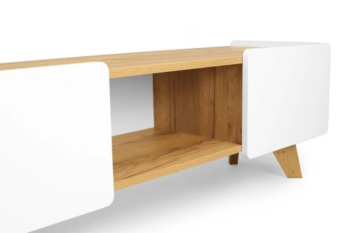 Bílá TV komoda s dubovými nohami Lett 135 cm skandinávská se zásuvkami do obýváku SKANDICA