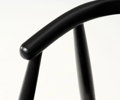 Jídelní dubová dřevěná židle Relate s područkami černá