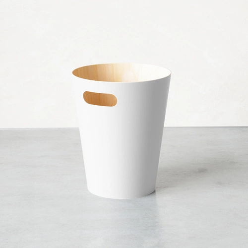 Dřevěný kancelářský odpadkový koš Umbra Woodrow bílý 7,5 l moderní design