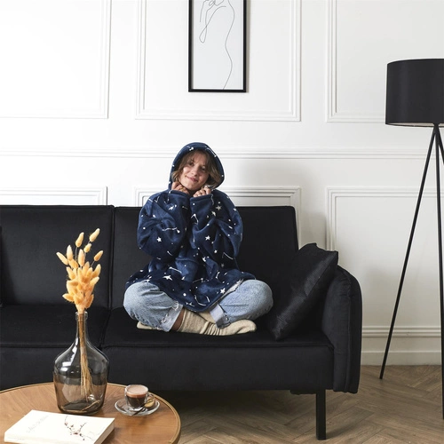 Teplá fleecová deka s kapucí Astro tmavě modrá na pohovku a do obýváku